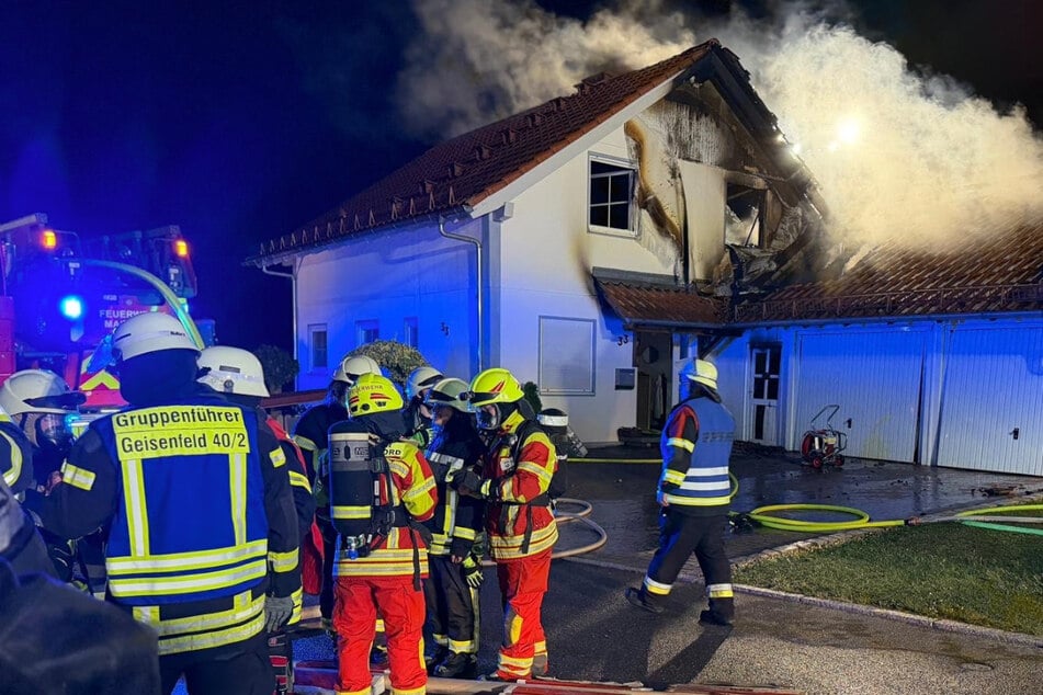 Zahlreiche Feuerwehrleute kämpften gegen den Hausbrand in Aiglsbach.