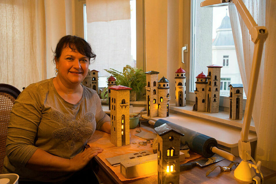 Ein schöner Hingucker in der dunklen Jahreszeit: die Raku-Lichthäuser von Astrid Hartmann (51).