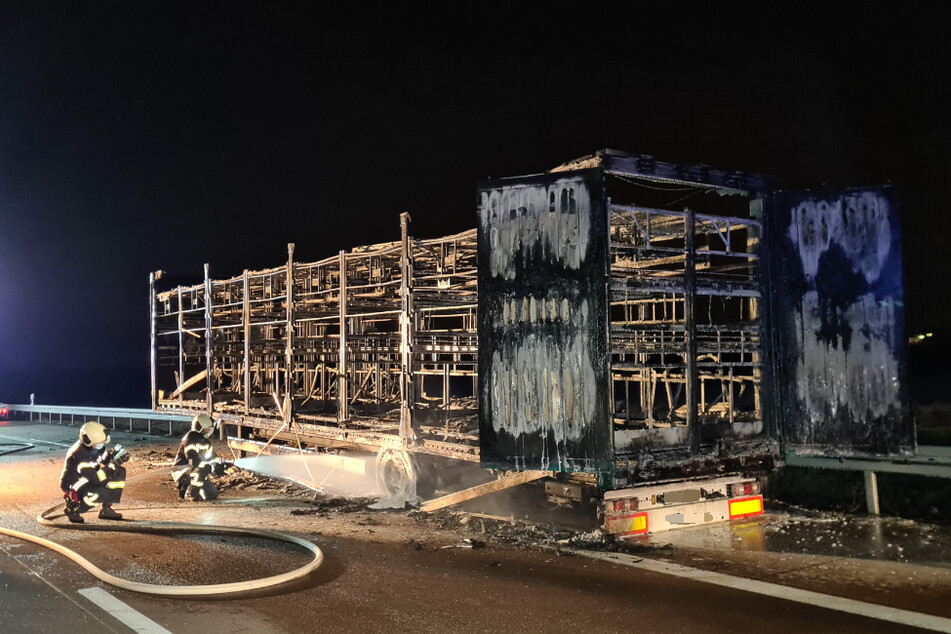 Der Laster-Anhänger hatte am Dienstagabend plötzlich Feuer gefangen und brannte anschließend komplett aus.