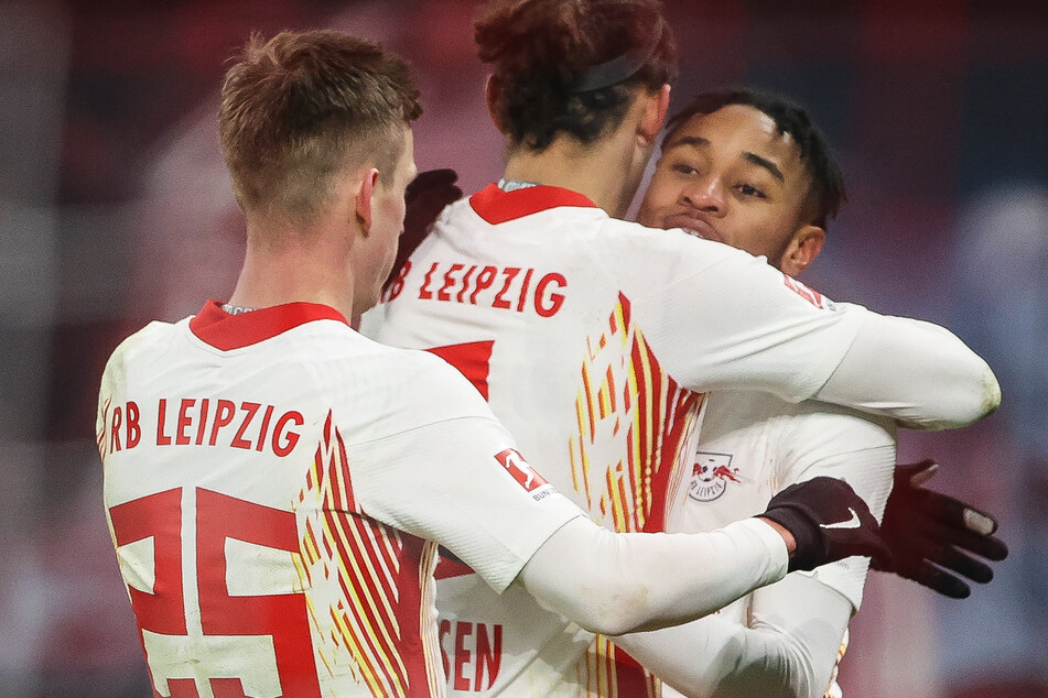 Erst traf Dani Olmo (l.) bei der Elfmeter-Wiederholung, dann schraubte Christopher Nkunku (r.) das Ergebnis auf 2:0 hoch. Yussuf Poulsen (M.) freute sich für beide.