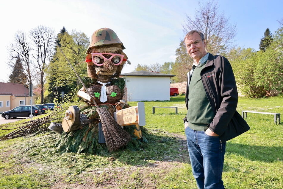 Klaus Dippe (71) baut jedes Jahr zur Walpurgisnacht seine Reisigfiguren.