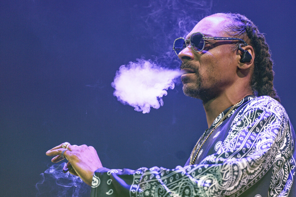 US-Rapper Snoop Dogg ist nicht nur für seine Musik bekannt. Der 52-Jährige macht keinen Hehl daraus, gern mal einen Joint zu rauchen. Ob diese Lebensweise zum olympischen Gedanken passt?