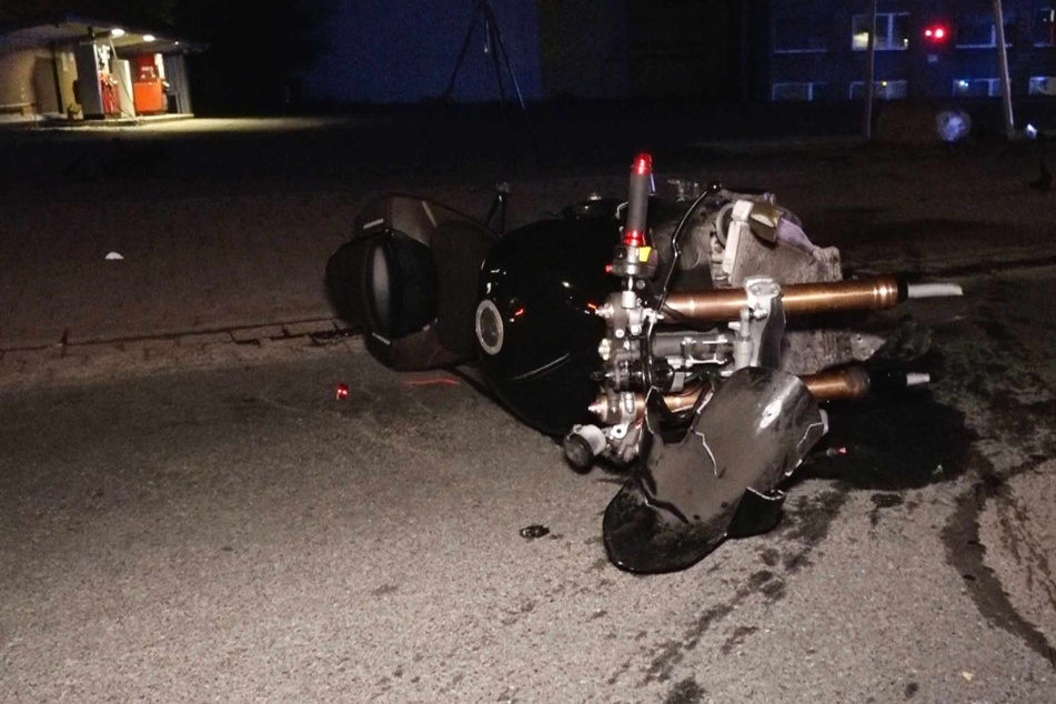 Das Motorrad liegt nach dem tödlichen Unfall auf der Straße.