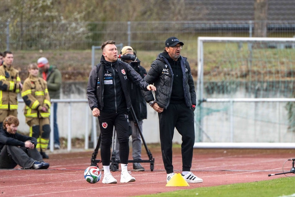 Co-Trainer Tobias Röder (28, l.) und Chef Pele Wollitz (60) stellen vor dem Saisonfinale alles auf den Prüfstand – und fingen damit im Landespokal an.