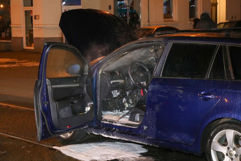 Bilder zeigen, dass das Feuer im vorderen Bereich ausbrach.