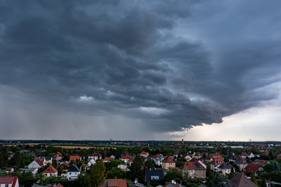 Unwetter über Leipzig. Laut dem Deutschen Wetterdienst (DWD) könnte es auch am Dienstag wieder ungemütlich in Sachsen werden.