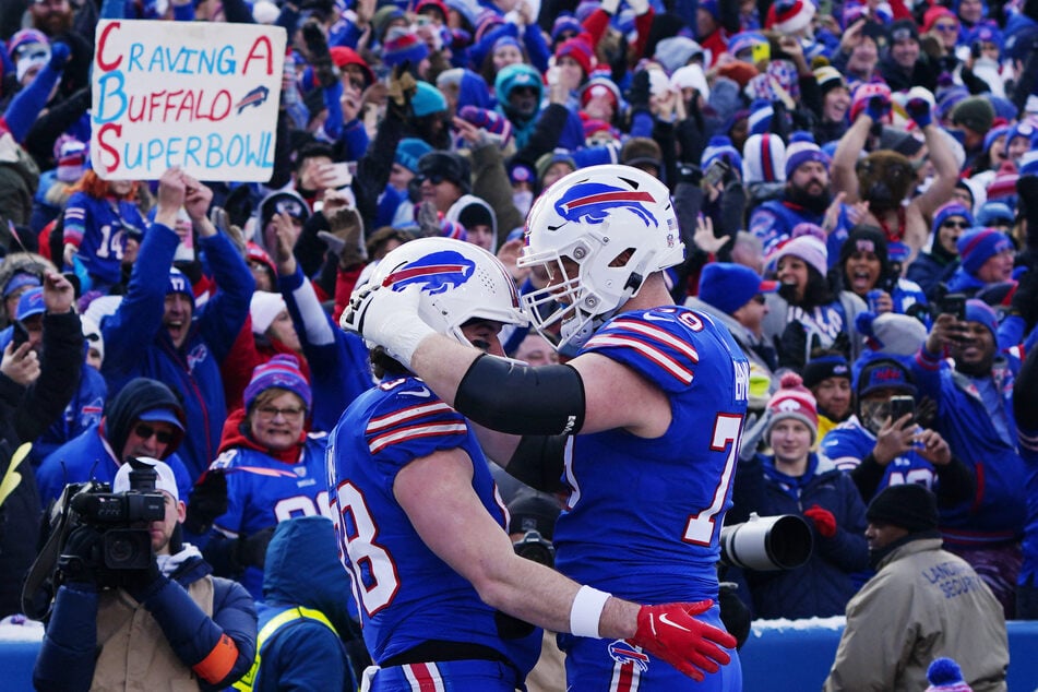 Buffalo Bills tight end Dawson Knox (l.) celebrates with offensive tackle Spencer Brown during their win over the Miami Dolphins.