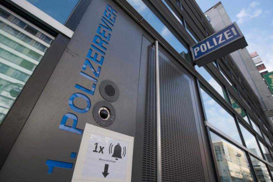Der Eingang des 1. Polizeireviers auf der Zeil.