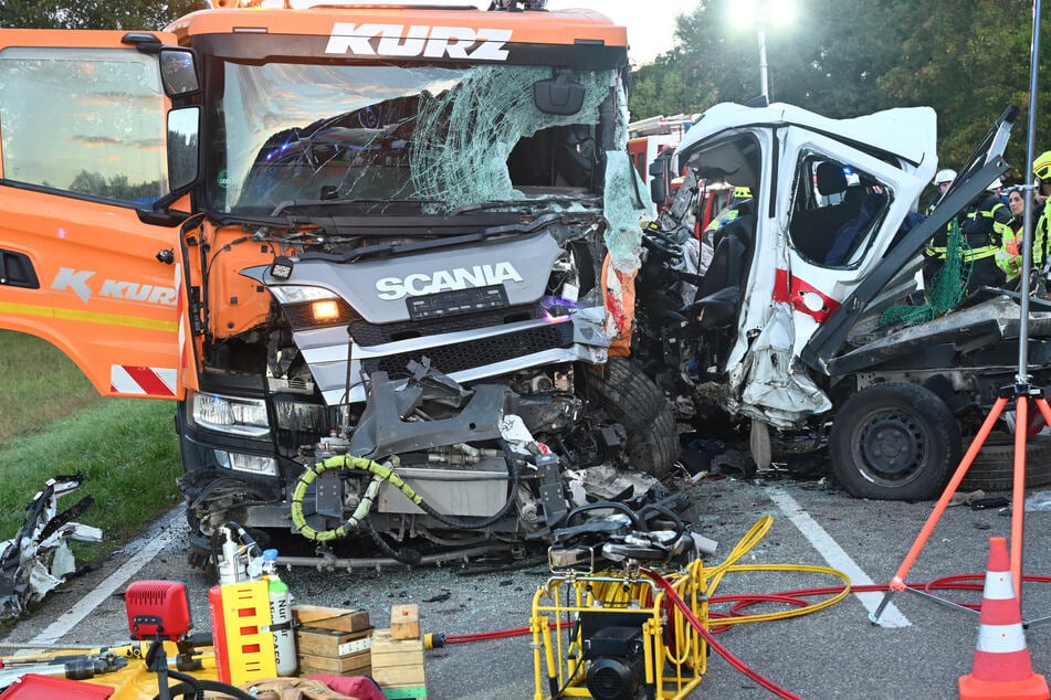 Ein Laster und ein Transporter sind auf der B463 am Morgen kollidiert.