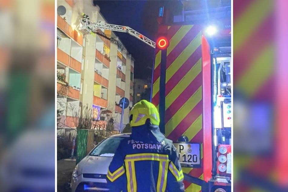 Die Feuerwehr Potsdam löschte den Balkonbrand, der vermutlich durch einen Feuerwerkskörper ausgelöst wurde.