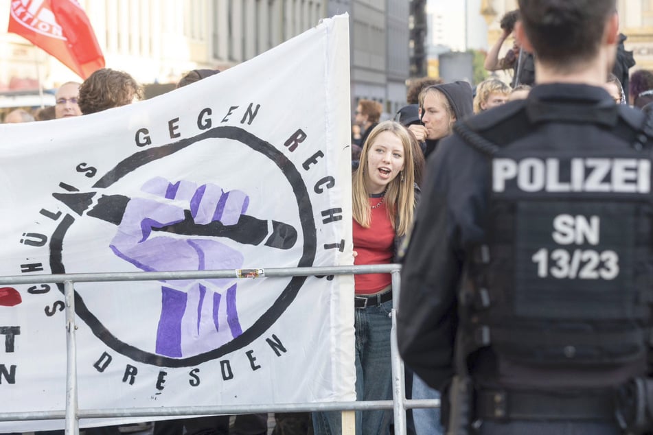 Auch die "Schülis gegen Rechts Dresden" zeigten am Sonntagnachmittag Flagge.