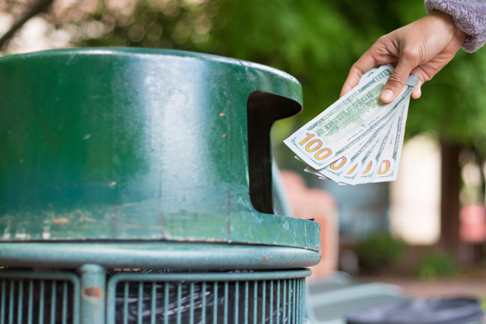 Die Mädchen haben mehrere hundert Euro in Mülleimern verteilt. (Symbolbild)