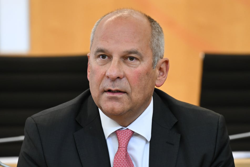 Hessens Innenminister Roman Poseck (55, CDU) hat entsprechende Gewaltaufrufe verurteilt.