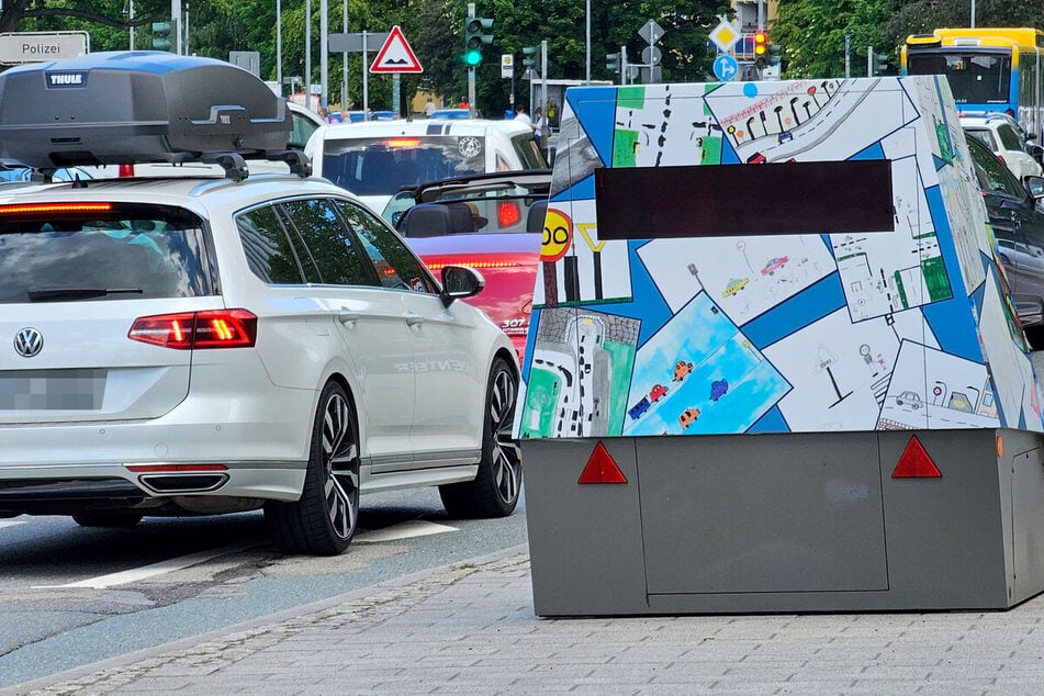 Auch zum Hutfestival 2025 stellte die Stadt den Superblitzer auf der Theaterstraße auf.