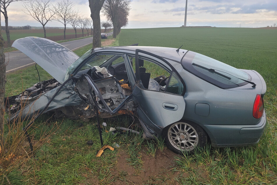 Fahrer (20) und Beifahrerin (21) nach Crash gegen Baum schwer verletzt!