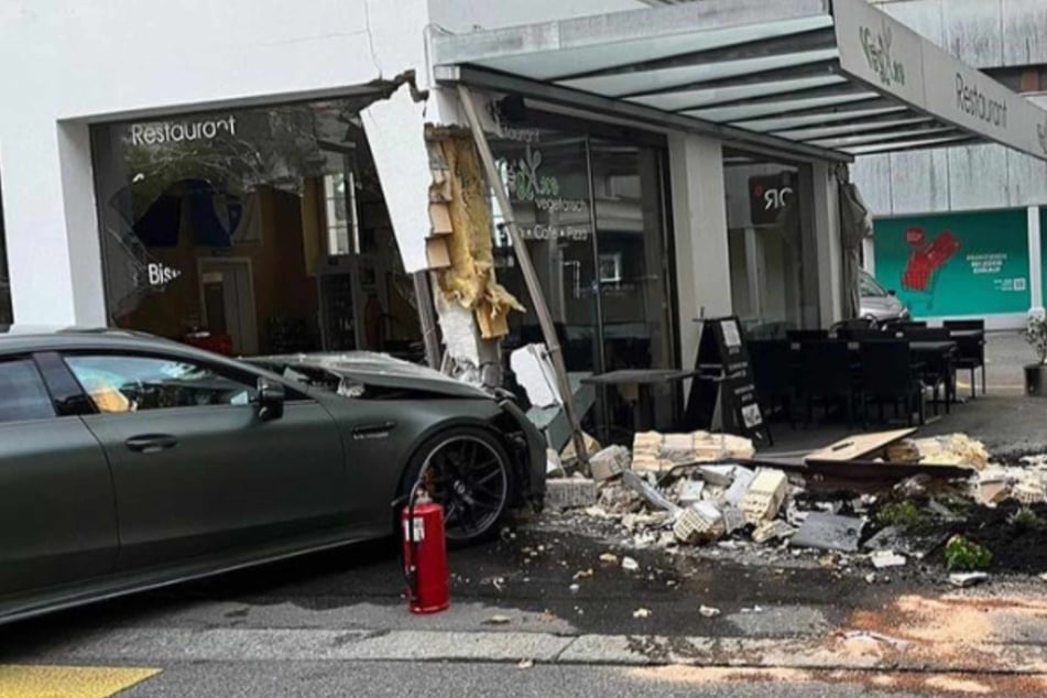 In der Schweiz raste am Sonntagmorgen ein 19-Jähriger mit seinem Mercedes in ein Restaurant. Das Gebäude ist einsturzgefährdet.