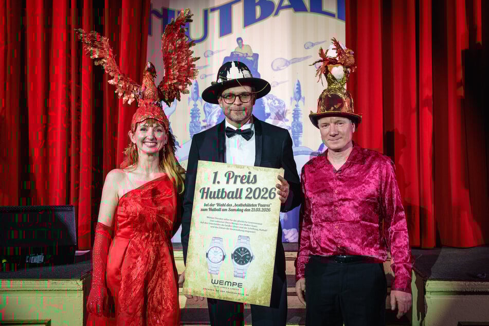 Am Samstag überreichte Wempe-Filialchef Ralf Pfeiffer (Mitte) den Erstplatzierten Katrin und Sven Michalicka zwei Wempe-Uhren.