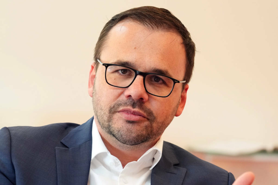 Der Brandenburger CDU-Fraktionsvorsitzende Jan Redmann (43) hat sich für eine längere Laufzeit der deutschen Atomkraftwerke ausgesprochen.