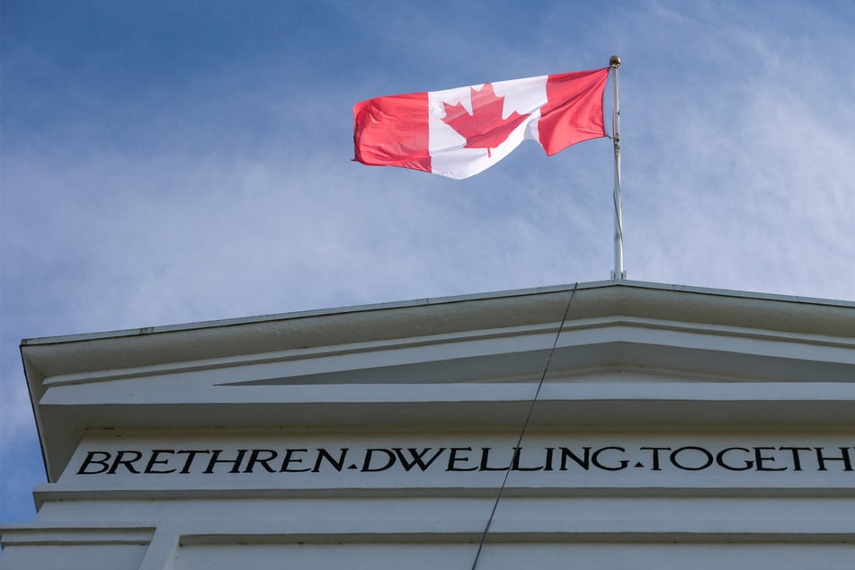 Americans lining up for Canadian citizenship "just in case" as new law comes into effect