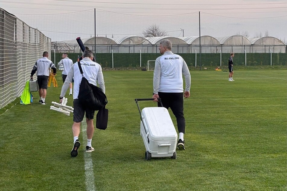 Sachen packen und zurück ins Hotel: Die Dynamos haben den ersten Trainingstag hinter sich.