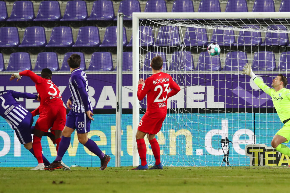 In der 28. Minute trifft Aue-Kicker Gaëtan Bussmann (links) gegen VfL-Torwart Manuel Riemann zum 1:0.