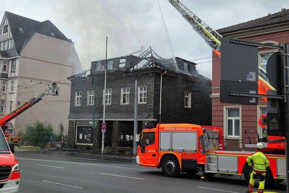 War es Brandstiftung? Zwei Männer nach Großbrand in Solingen gefasst