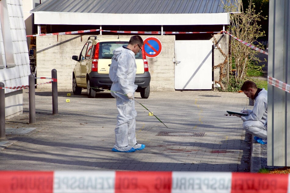 Löwenstein: Mitarbeiter der Spurensicherung der Polizei untersuchen in Löwenstein den Fundort einer Leiche einer Frau.