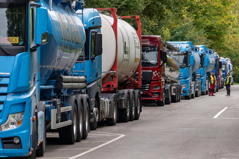 Im Dammweg in Mainz-Weisenau stauten sich vorübergehend mehrere Lastwagen infolge der Blockade-Aktion.