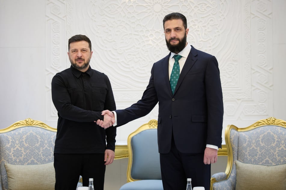 Der syrische Präsident Ahmad al-Sharaa (43, r.) und der ukrainische Präsident Wolodymyr Selenskyj (48).