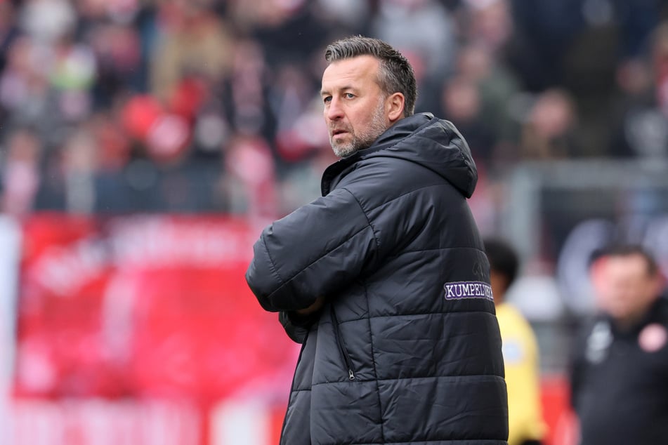 Aue-Coach Christoph Dabrowski (47) will trotz der schlechten Vorzeichen die Hoffnung nicht verlieren.