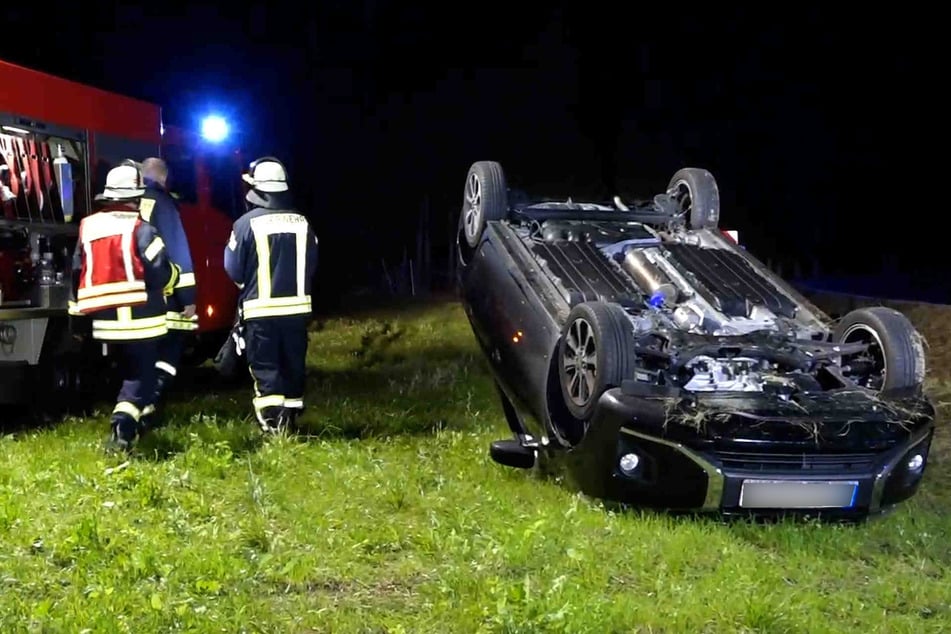 Der Mitsubishi landete bei Arnsdorf auf dem Dach neben der Straße. Die Feuerwehr leuchtete unter anderem vor Ort die Unfallstelle aus.