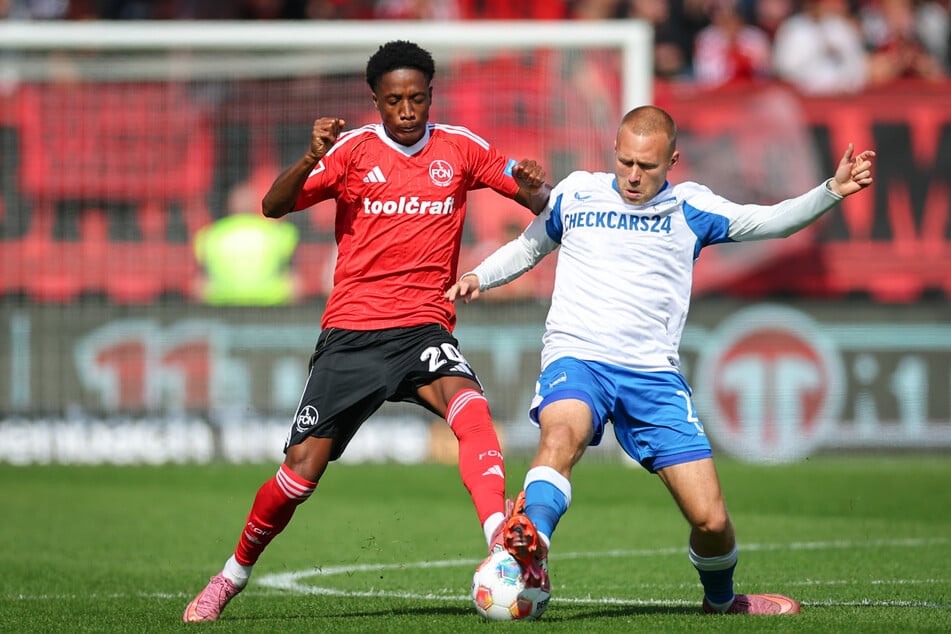 Nürnbergs Pape Demba Diop (22, l.) kehrt nach einem halben Jahr nach Frankreich zurück.