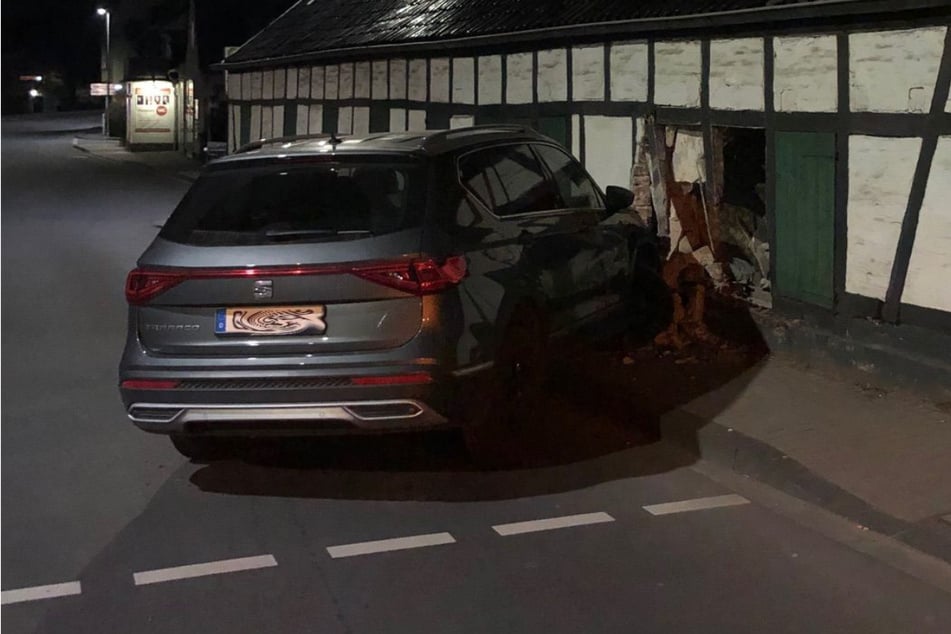 Autofahrerin erschreckt sich und fährt Loch in Hauswand