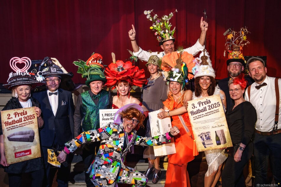 Katrin Michalicka und ihr Mann Sven (2. Paar v.l.) bei der Siegerehrung des Hutballs 2025.