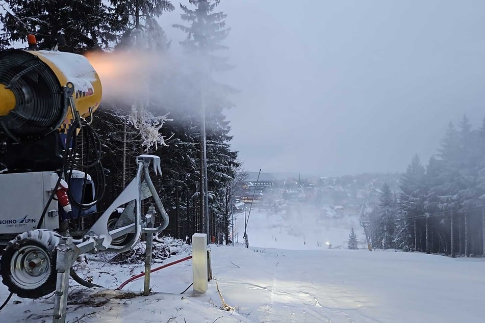 Schon in den vergangenen Tagen liefen die Schneekanonen auf Hochtouren.