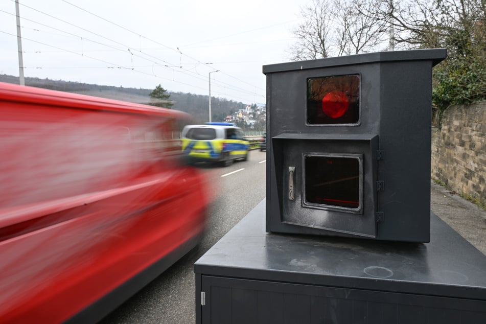 Mit 193 statt 120 Kilometern pro Stunde wurde ein Mann auf der A9 bei Nürnberg geblitzt. (Symbolbild)