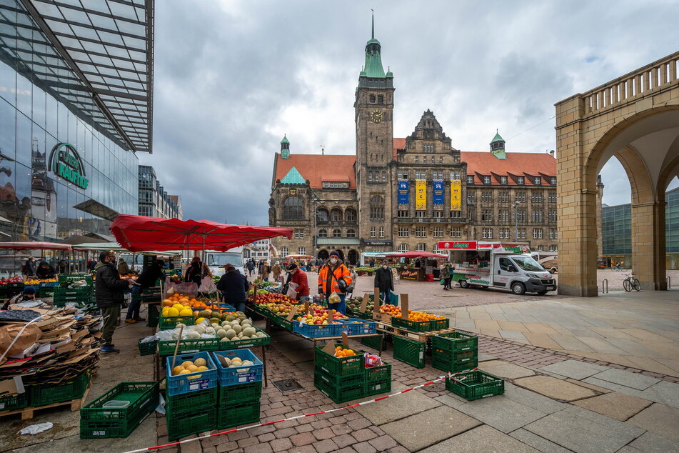 Ab dem 9. November verlässt der Wochenmarkt das Rathaus und wandert an den Roten Turm.