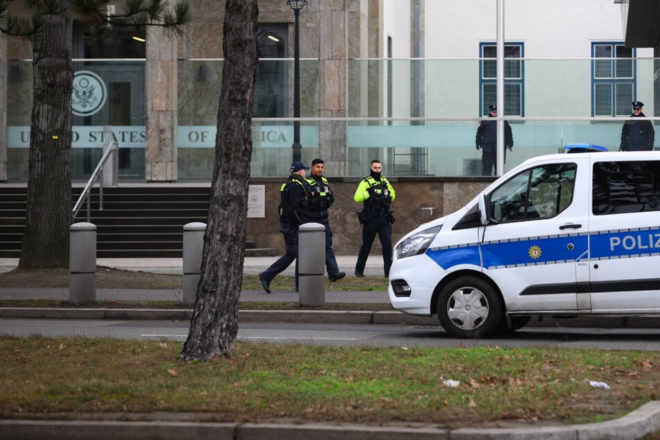 Ein Streifenwagen steht am Freitag vor dem Gelände der US-Botschaft in Berlin.