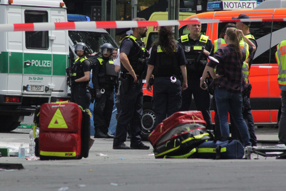 Die Polizei ist mit einem Großaufgebot vor Ort.