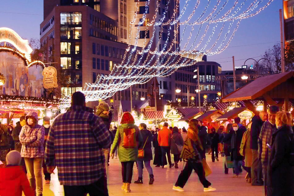 Die Veranstalter des Weihnachtsmarkts an der Gedächtniskirche beklagen das Ausbleiben von Touristen, seien über den bisherigen Andrang aber ganz zufrieden.