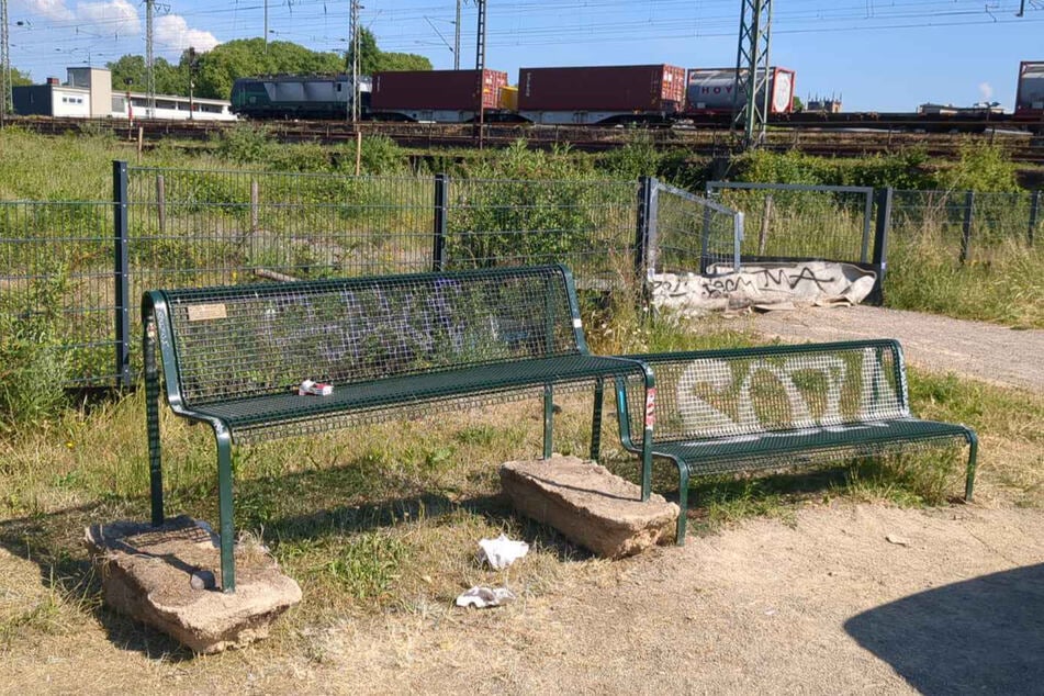 Die Parkbank wurde mitsamt Betonfundament aus dem Boden gerissen.