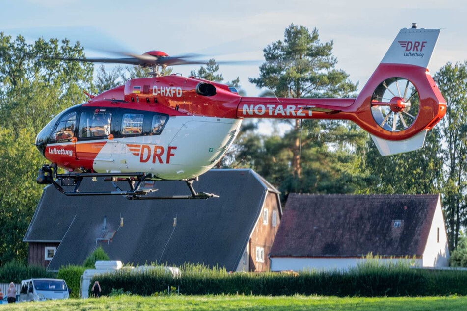 Radfahrer von Außenspiegel erfasst: Rettungshubschrauber im Einsatz!