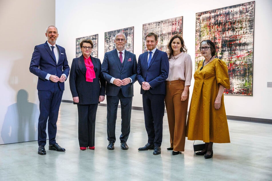 Die Ausstellung "Spiegel im Spiegel" eröffneten Bernd Ebert (SKD-Generaldirektor, v.l.n.r.), Sirje Karis, Alar Karis (Präsident Estland), Ministerpräsident Michael Kretschmer, Annett Hofmann und Sirje Helme (Generaldirektorin Estnisches Kunstmuseum).