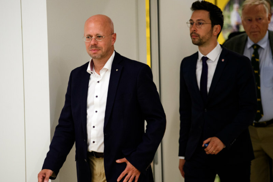 Andreas Kalbitz (47, l.) lässt sein Amt als Fraktionsvorsitzender vorläufig ruhen.