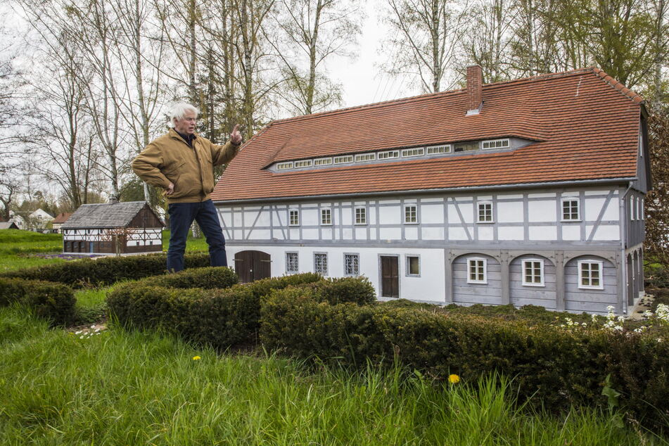 Als ehemaliger Bauingenieur kennt sich Gästeführer Eberhard Kanig (73) mit Umgebindehäusern bestens aus.