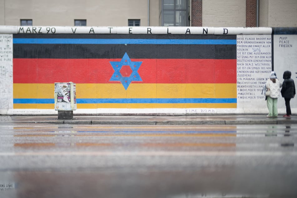 Das Mauerbild "Vaterland" auf den Resten der Berliner Mauer wurde in der Vergangenheit mehrfach zur Zielscheibe von Hass-Botschaften.