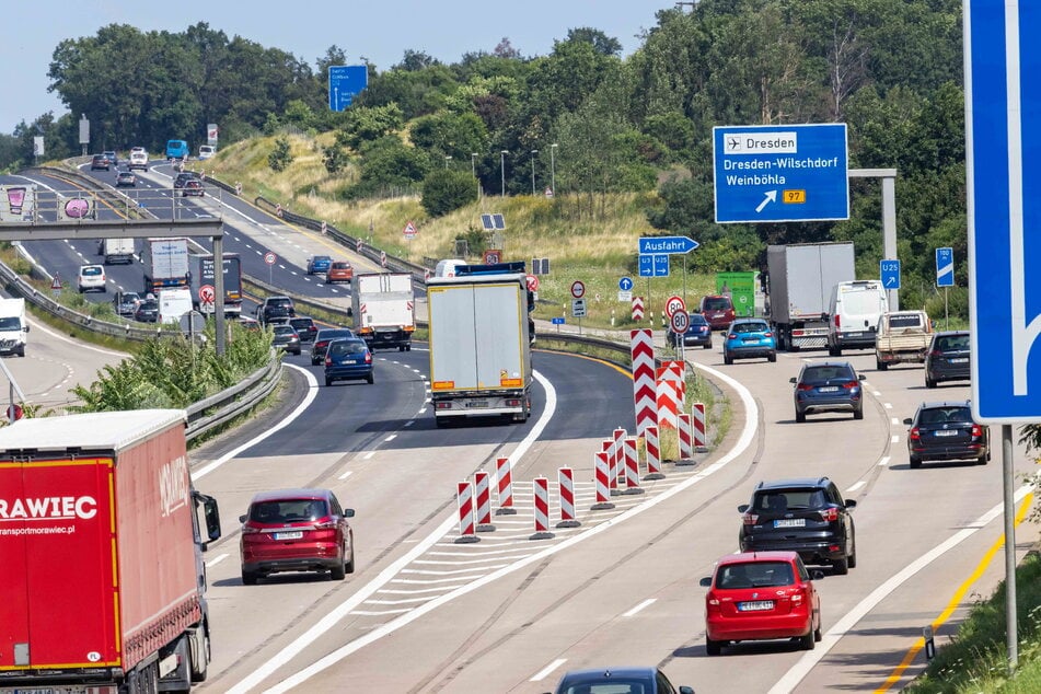 Ein Transporter hat auf der A4 am Dreieck Dresden-Nord mehrere Teile verloren und so einen Golf beschädigt. (Archivfoto)