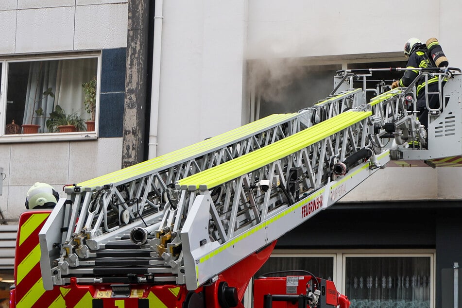 Die Wuppertaler Feuerwehr war unter anderem mit einer Drehleiter im Einsatz.
