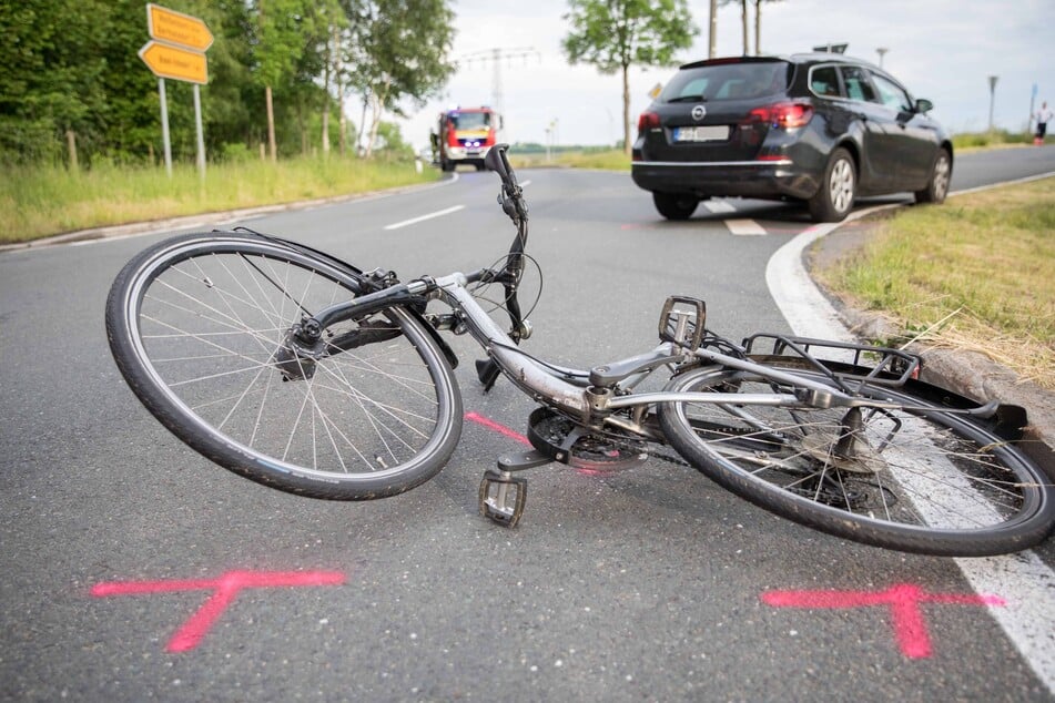 Am Donnerstag ist eine Radfahrerin nach einem Frontalzusammenstoß mit einem Opel verstorben.