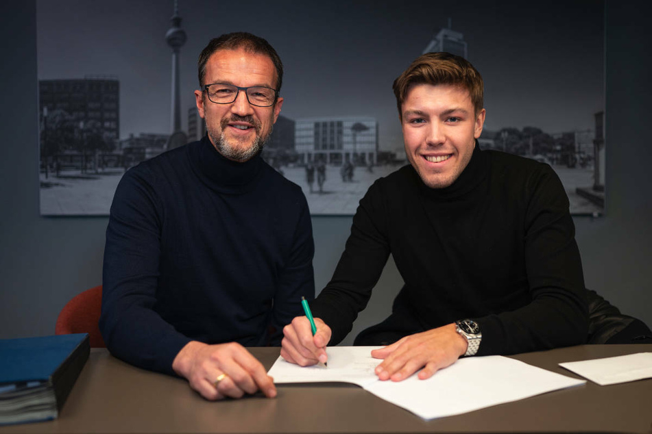 Fredrik Andre Björkan (23, r.) unterschreibt im Beisein von Hertha-Manager Fredi Bobic (50) seinen Vertrag beim Hauptstadtklub.
